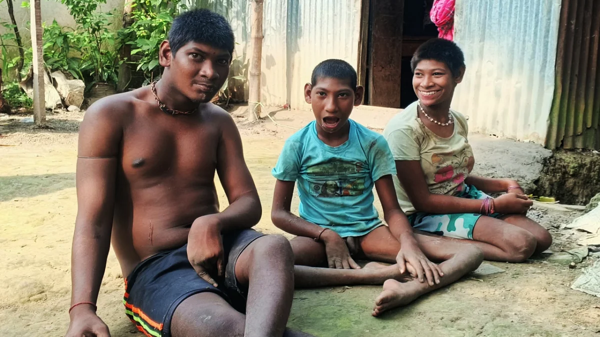 একই পরিবারের তিন প্রতিবন্ধী সন্তান, অভাব-অনটনে দিশেহারা বাবা-মা
