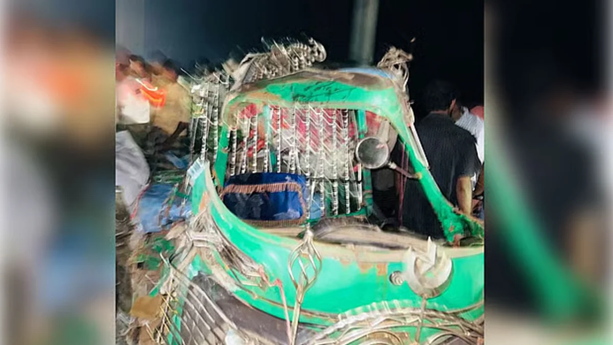 অটোরিকশার সঙ্গে  বাসের সংঘর্ষ, ঘটনাস্থলেই নিহত ২