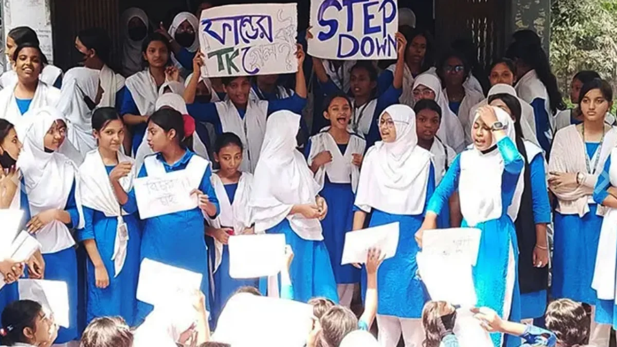 প্রধান শিক্ষকের অপসারণের দাবিতে শিক্ষার্থীদের বিক্ষোভ