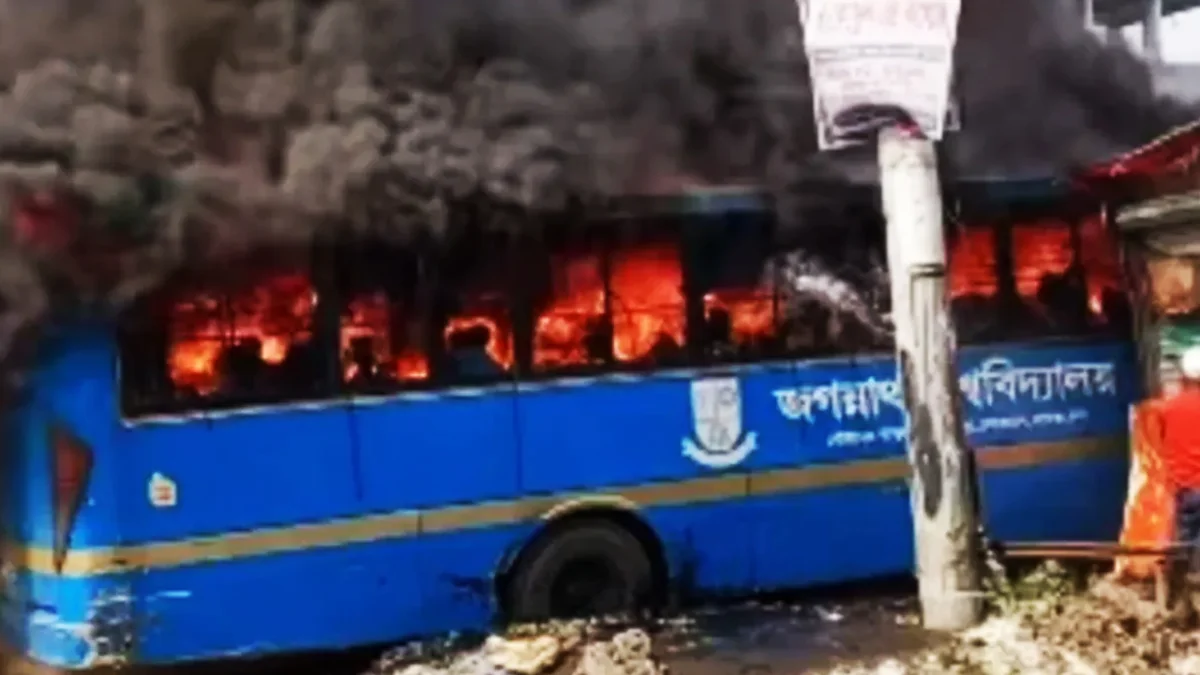 রাজধানীতে আগুনে পুড়ল জবির বাস